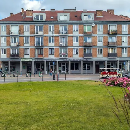 Podwale Staromiejskie With Balcony By Renters Apartman